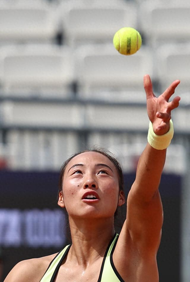 三盘苦战不敌前法网冠军 郑钦文无缘罗马站16强|奥斯塔彭科|WTA1000|女单|对手|发球_新浪新闻